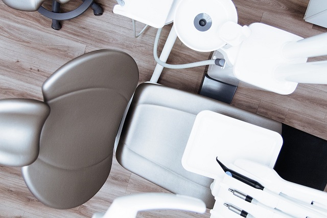 Parodontoza – jak jej przeciwdziałać i jak ją leczyć